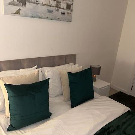Contemporary Urban Retreat, 2-Bedroom Haven By London City Airport Ngoại thất bức ảnh