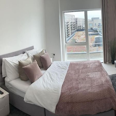 Contemporary Urban Retreat, 2-Bedroom Haven By London City Airport Ngoại thất bức ảnh