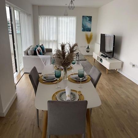 Contemporary Urban Retreat, 2-Bedroom Haven By London City Airport Ngoại thất bức ảnh