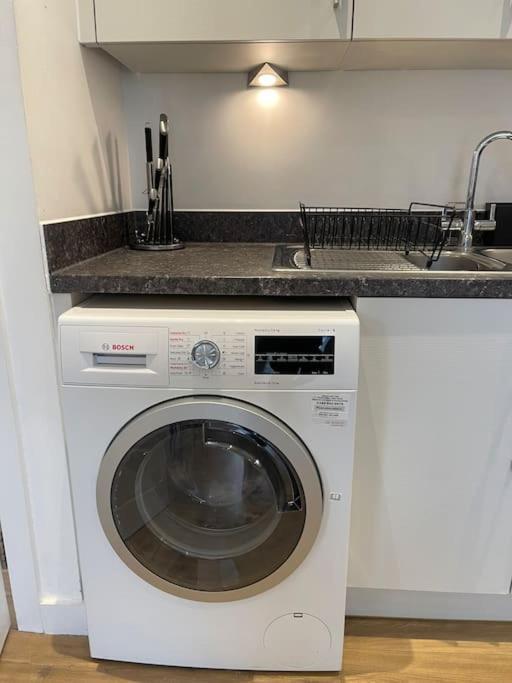 Contemporary Urban Retreat, 2-Bedroom Haven By London City Airport Ngoại thất bức ảnh