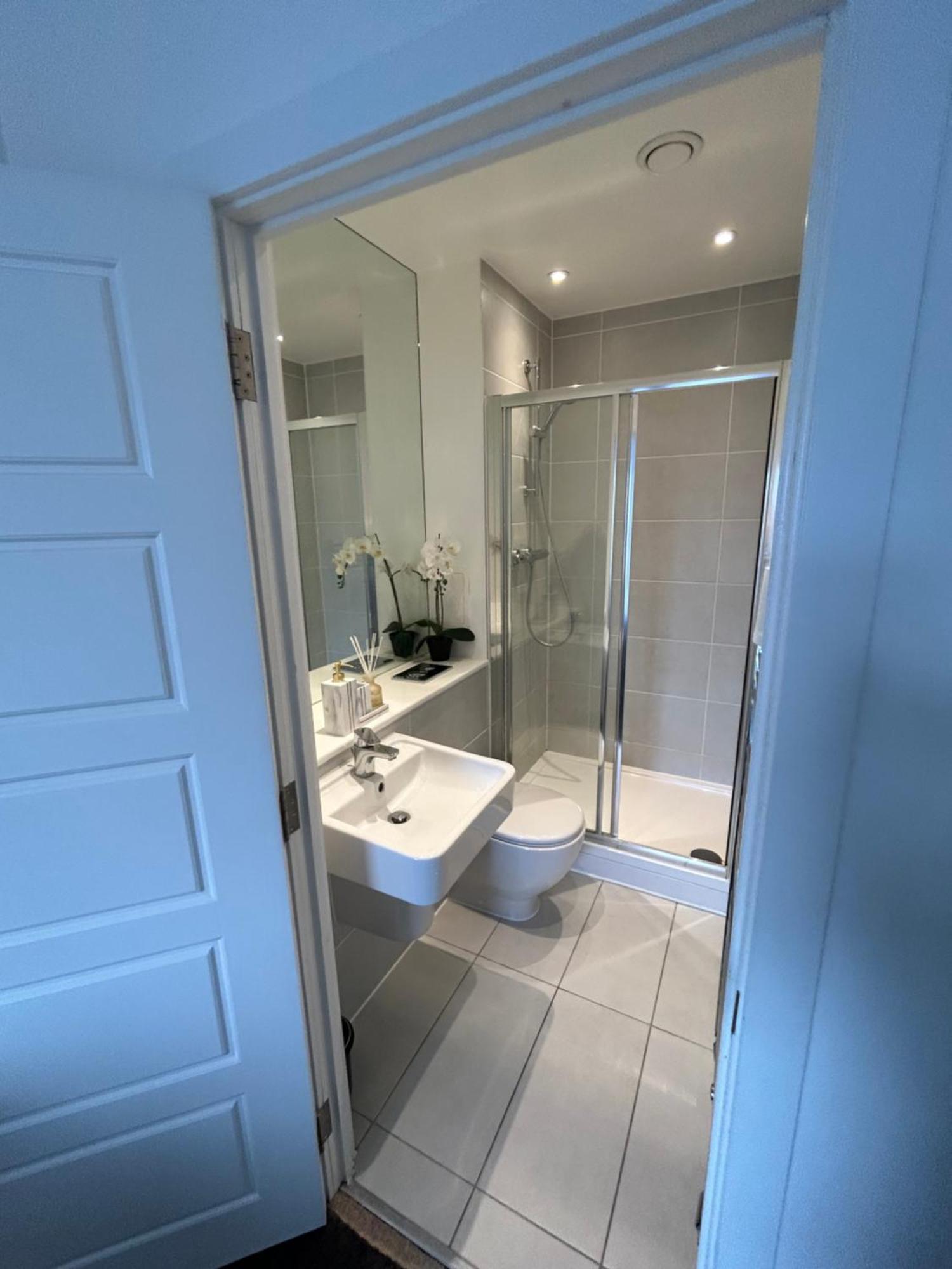 Contemporary Urban Retreat, 2-Bedroom Haven By London City Airport Ngoại thất bức ảnh