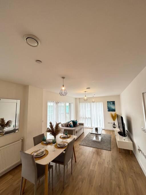 Contemporary Urban Retreat, 2-Bedroom Haven By London City Airport Ngoại thất bức ảnh