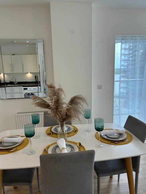 Contemporary Urban Retreat, 2-Bedroom Haven By London City Airport Ngoại thất bức ảnh