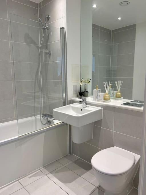 Contemporary Urban Retreat, 2-Bedroom Haven By London City Airport Ngoại thất bức ảnh