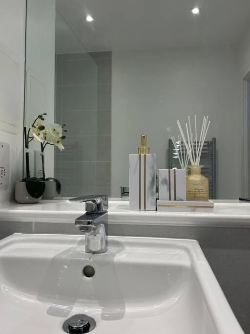 Contemporary Urban Retreat, 2-Bedroom Haven By London City Airport Ngoại thất bức ảnh