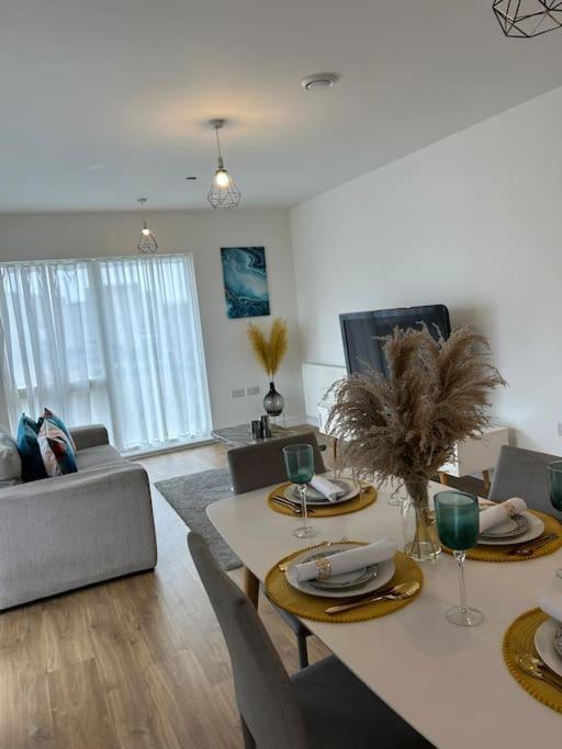 Contemporary Urban Retreat, 2-Bedroom Haven By London City Airport Ngoại thất bức ảnh