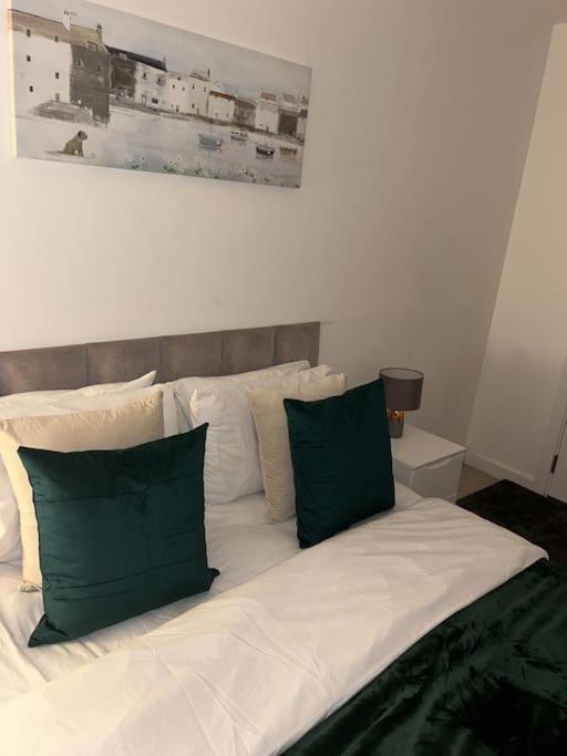 Contemporary Urban Retreat, 2-Bedroom Haven By London City Airport Ngoại thất bức ảnh