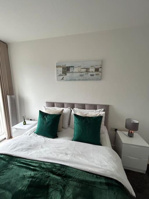 Contemporary Urban Retreat, 2-Bedroom Haven By London City Airport Ngoại thất bức ảnh