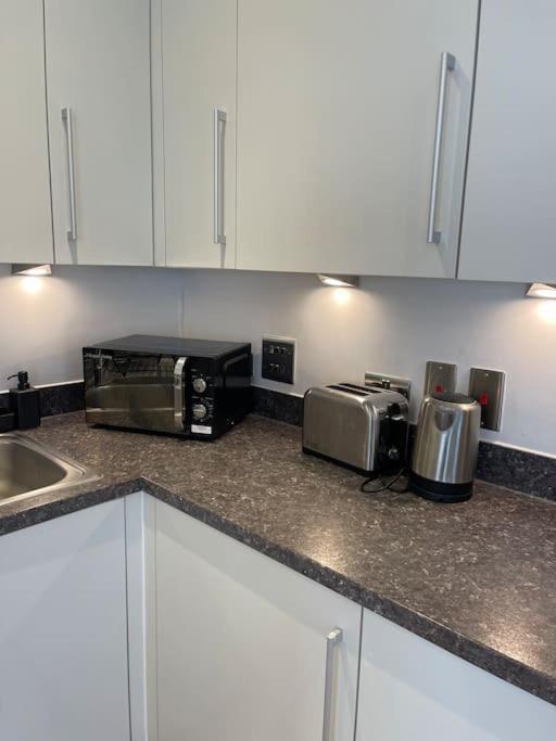 Contemporary Urban Retreat, 2-Bedroom Haven By London City Airport Ngoại thất bức ảnh