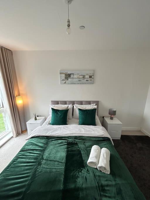 Contemporary Urban Retreat, 2-Bedroom Haven By London City Airport Ngoại thất bức ảnh