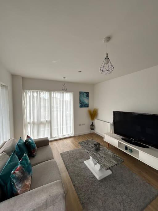 Contemporary Urban Retreat, 2-Bedroom Haven By London City Airport Ngoại thất bức ảnh
