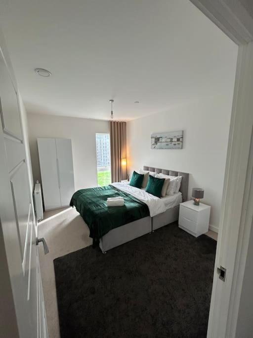 Contemporary Urban Retreat, 2-Bedroom Haven By London City Airport Ngoại thất bức ảnh