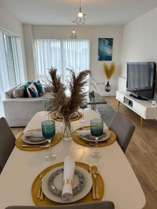 Contemporary Urban Retreat, 2-Bedroom Haven By London City Airport Ngoại thất bức ảnh