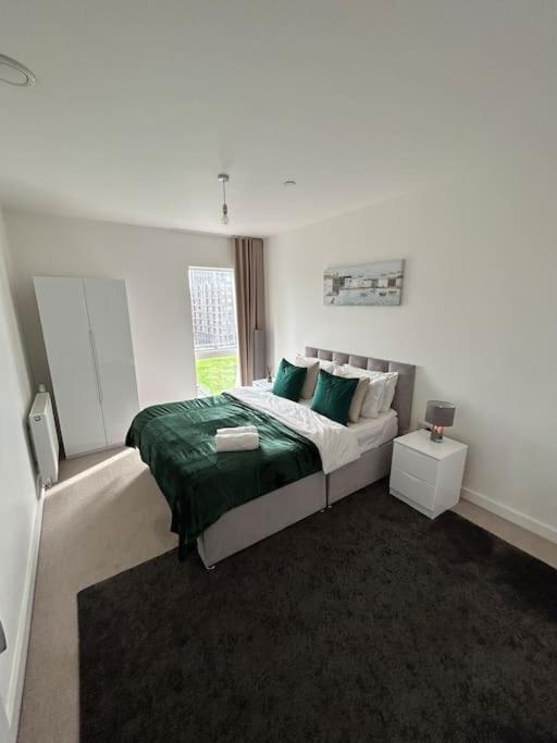 Contemporary Urban Retreat, 2-Bedroom Haven By London City Airport Ngoại thất bức ảnh