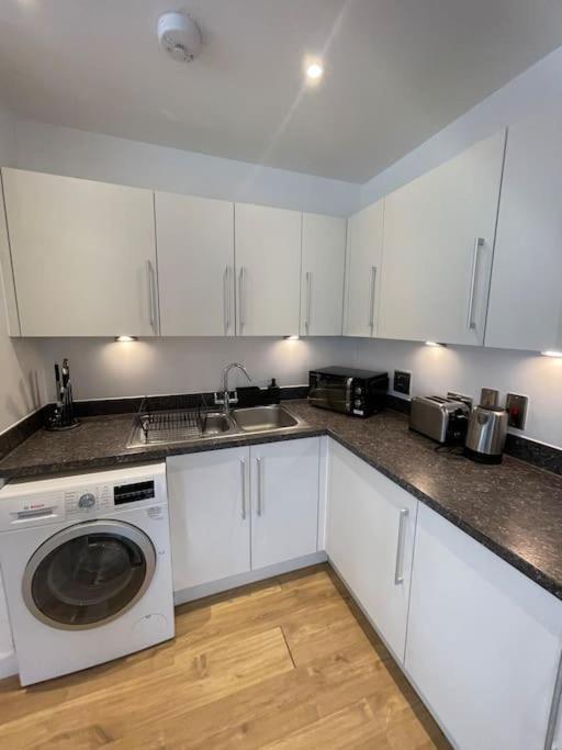 Contemporary Urban Retreat, 2-Bedroom Haven By London City Airport Ngoại thất bức ảnh