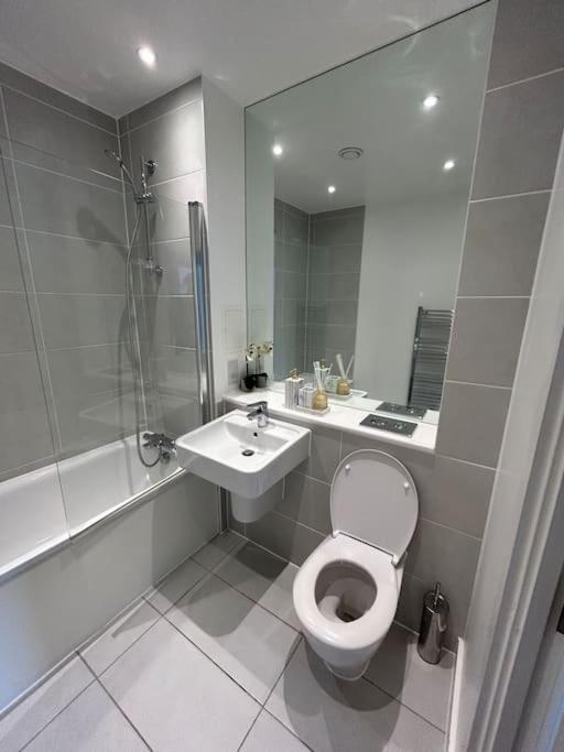 Contemporary Urban Retreat, 2-Bedroom Haven By London City Airport Ngoại thất bức ảnh