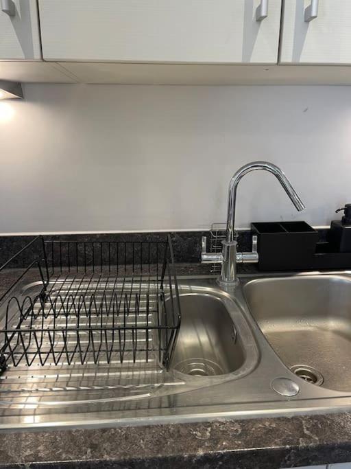 Contemporary Urban Retreat, 2-Bedroom Haven By London City Airport Ngoại thất bức ảnh