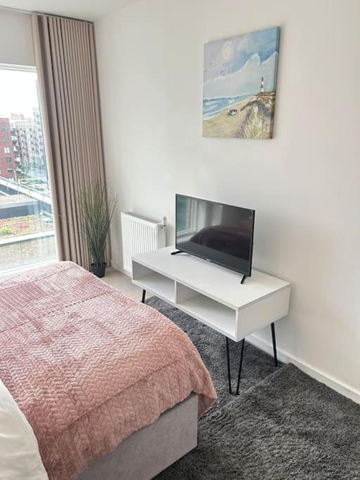 Contemporary Urban Retreat, 2-Bedroom Haven By London City Airport Ngoại thất bức ảnh