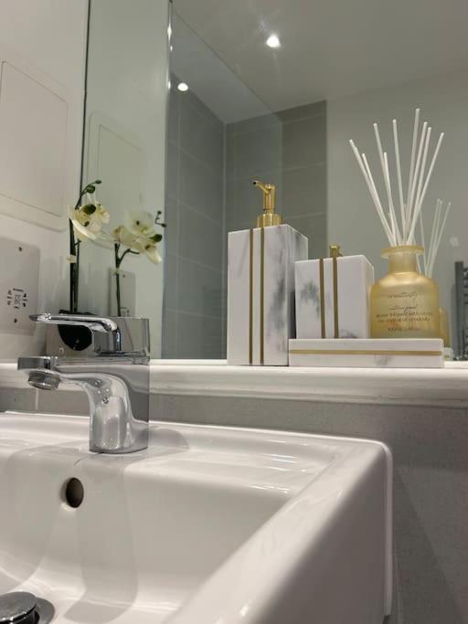 Contemporary Urban Retreat, 2-Bedroom Haven By London City Airport Ngoại thất bức ảnh