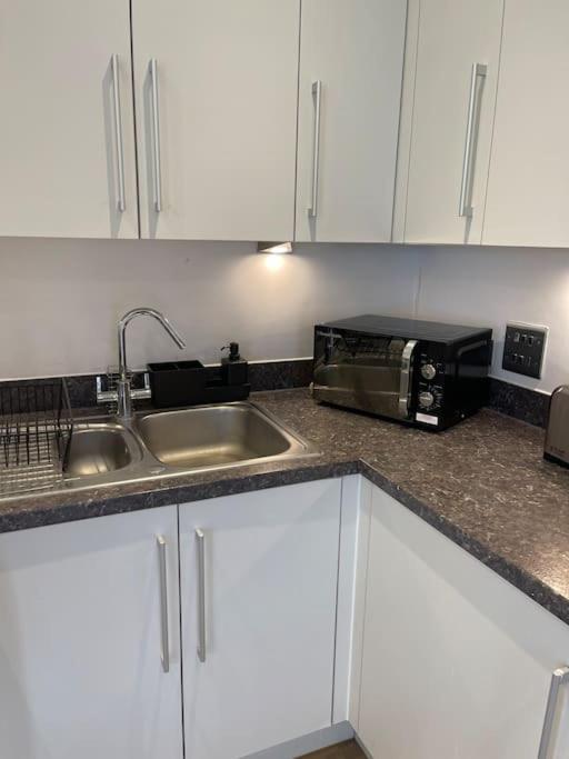 Contemporary Urban Retreat, 2-Bedroom Haven By London City Airport Ngoại thất bức ảnh