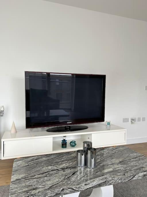 Contemporary Urban Retreat, 2-Bedroom Haven By London City Airport Ngoại thất bức ảnh