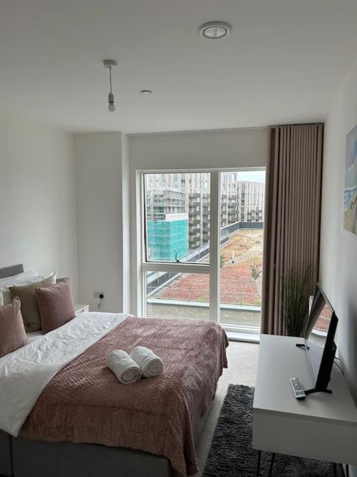 Contemporary Urban Retreat, 2-Bedroom Haven By London City Airport Ngoại thất bức ảnh