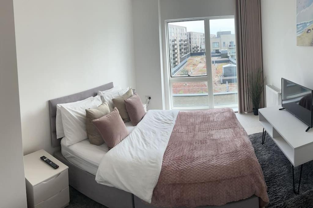 Contemporary Urban Retreat, 2-Bedroom Haven By London City Airport Ngoại thất bức ảnh