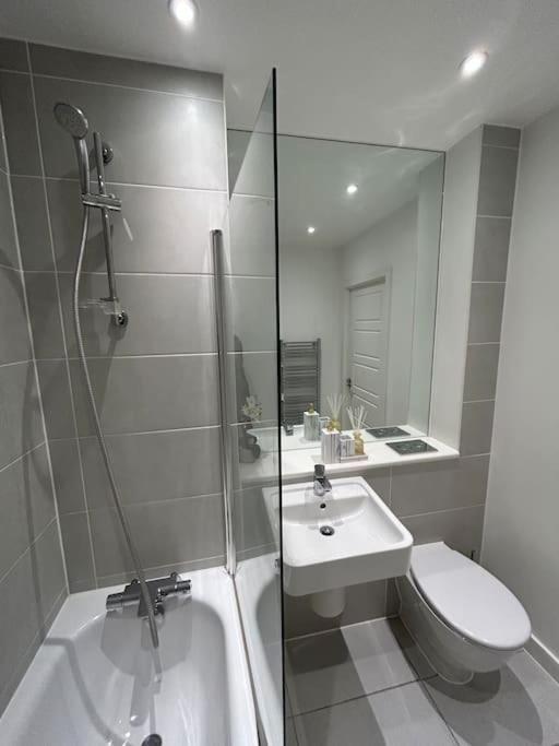 Contemporary Urban Retreat, 2-Bedroom Haven By London City Airport Ngoại thất bức ảnh