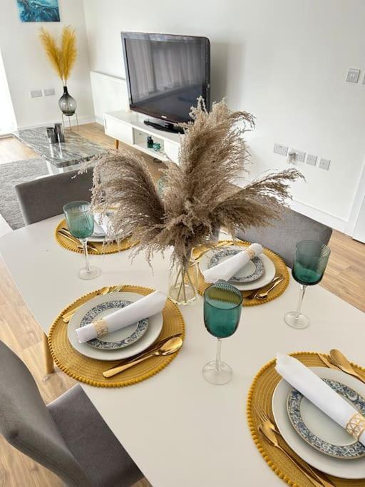 Contemporary Urban Retreat, 2-Bedroom Haven By London City Airport Ngoại thất bức ảnh