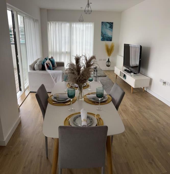 Contemporary Urban Retreat, 2-Bedroom Haven By London City Airport Ngoại thất bức ảnh