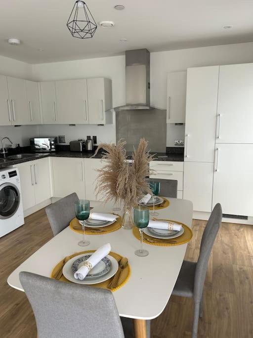 Contemporary Urban Retreat, 2-Bedroom Haven By London City Airport Ngoại thất bức ảnh