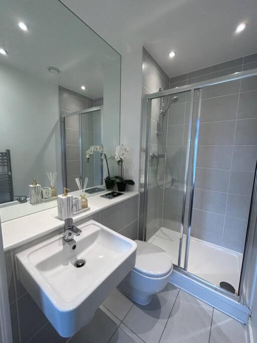 Contemporary Urban Retreat, 2-Bedroom Haven By London City Airport Ngoại thất bức ảnh
