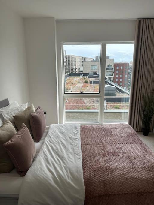 Contemporary Urban Retreat, 2-Bedroom Haven By London City Airport Ngoại thất bức ảnh